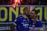 Pesepak bola Persib Bandung David Da Silva (kiri) dan Tyronne del Pino (kanan) melakukan seleberasi usai mencetak gol melawan Persis Solo di Stadion GBLA, Bandung, Jawa Barat, Sabtu (24/5/2025). Persib Bandung menjadi juara BRI Liga 1 2024/2025 dengan mengumpulkan 69 poin selama satu musim usai mengalahkan Persis Solo di laga terakhir dengan skor akhir 3-2. ANTARA FOTO/Novrian Arbi/agr