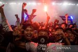 Suporter Persib Bandung bersorak merayakan juara BRI Liga 1 2024/2025 di Stadion GBLA, Bandung, Jawa Barat, Sabtu (24/5/2025). Persib Bandung menjadi juara BRI Liga 1 2024/2025 dengan mengumpulkan 69 poin selama satu musim usai mengalahkan Persis Solo di laga terakhir dengan skor akhir 3-2. ANTARA FOTO/Novrian Arbi/agr