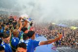 Pemain dan ofisial tim Persib Bandung mengangkat piala usai pemberian piala Liga 1 di Stadion Gelora Bandung Lautan Api (GBLA), Bandung, Jawa Barat, Sabtu (24/5/2025). Tim Persib Bandung menjuarai liga 1 musim 2024/2025 dengan raihan 69 poin. ANTARA FOTO/Raisan Al Farisi/agr