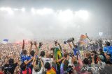 Pemain dan ofisial tim Persib Bandung mengangkat piala usai pemberian piala Liga 1 di Stadion Gelora Bandung Lautan Api (GBLA), Bandung, Jawa Barat, Sabtu (24/5/2025). Tim Persib Bandung menjuarai liga 1 musim 2024/2025 dengan raihan 69 poin. ANTARA FOTO/Raisan Al Farisi/agr