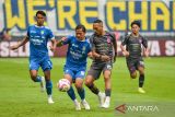Pesepak bola Persib Bandung Adam Alis (kedua kiri) dan Kakang Rudianto (kiri) berebut bola dengan pesepak bola Persis Solo Giovani J.H.Dacosta Numberi (kedua kanan) saat pertandingan BRI Liga 1 di Stadion Gelora Bandung Lautan Api (GBLA), Bandung, Jawa Barat, Sabtu (24/5/2025). ANTARA FOTO/Raisan Al Farisi/agr