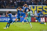 Anggota skuad Persib Bandung divaksin