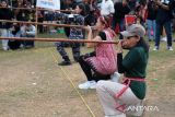 Peserta wanita mengikuti Lomba Menyumpit yang digelar dalam Pekan Gawai Dayak ke-39 di Rumah Radakng di Pontianak, Kalimantan Barat, Kamis (22/5/2025). Lomba ketangkasan menyumpit dengan jarak tembak 15 meter yang diikuti 89 peserta pria dan wanita dari berbagai sanggar budaya serta instansi pemerintah tersebut bertujuan melestarikan olahraga tradisional Suku Dayak. ANTARA FOTO/Jessica Wuysang
