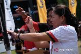 Seorang peserta bersama juri menghitung jumlah anak panah yang tertancap pada papan sasaran dalam Lomba Menyumpit yang digelar pada Pekan Gawai Dayak ke-39 di Rumah Radakng, Pontianak, Kalimantan Barat, Kamis (22/5/2025). Lomba ketangkasan menyumpit dengan jarak tembak 15 meter yang diikuti 89 peserta pria dan wanita dari berbagai sanggar budaya serta instansi pemerintah tersebut bertujuan melestarikan olahraga tradisional Suku Dayak. ANTARA FOTO/Jessica Wuysang