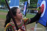 Seorang peserta mencabut anak panah yang tertancap pada papan sasaran dalam Lomba Menyumpit yang digelar pada Pekan Gawai Dayak ke-39 di Rumah Radakng, Pontianak, Kalimantan Barat, Kamis (22/5/2025). Lomba ketangkasan menyumpit dengan jarak tembak 15 meter yang diikuti 89 peserta pria dan wanita dari berbagai sanggar budaya serta instansi pemerintah tersebut bertujuan melestarikan olahraga tradisional Suku Dayak. ANTARA FOTO/Jessica Wuysang