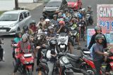 Warga mengantre pembelian Bahan Bakar Minyak (BBM) subsidi jenis Pertalite di salah satu Stasiun Pengisian Bahan Bakar Umum (SPBU) di Kota Bengkulu, Bengkulu, Sabtu (24/5/2025). Kelangkaan BBM yang terjadi sejak sepekan terakhir tersebut merupakan dampak dari kapal pengangkut BBM yang belum dapat bersandar di Pelabuhan Pulau Baai, Bengkulu, sehingga mempengaruhi distribusi BBM ke daerah tersebut. ANTARA FOTO/Muhammad Izfaldi/foc.