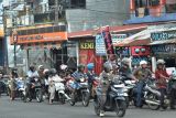 Warga mengantre pembelian Bahan Bakar Minyak (BBM) subsidi jenis Pertalite di salah satu Stasiun Pengisian Bahan Bakar Umum (SPBU) di Kota Bengkulu, Bengkulu, Sabtu (24/5/2025). Kelangkaan BBM yang terjadi sejak sepekan terakhir tersebut merupakan dampak dari kapal pengangkut BBM yang belum dapat bersandar di Pelabuhan Pulau Baai, Bengkulu, sehingga mempengaruhi distribusi BBM ke daerah tersebut. ANTARA FOTO/Muhammad Izfaldi/foc.