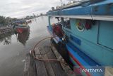 Warga melakukan pengisian bahan bakar minyak (BBM) jenis solar di Stasiun Pengisian Bahan Bakar Umum Nelayan (SPBUN) kampung Bahari Kota Bengkulu, Bengkulu, Jumat (23/5/2025). PT Pertamina Patra Niaga Regional Sumbagsel menyebut kuota bahan bakar minyak (BBM) jenis solar di wilayah Provinsi Bengkulu dengan sebanyak 650 sampai 700 kiloliter per bulan cukup sehingga tidak akan mengganggu aktivitas melaut para nelayan. ANTARA FOTO/Muhammad Izfaldi