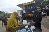 Sejumlah personel Brigade Mobile (Brimob) memasak di kendaraan taktis posko dapur umum lokasi terdampak gempa bumi di Kota Bengkulu, Jumat (23/5/2025). Brimob Polda Bengkulu menyiagakan satu unit kendaraan taktis sebagai dapur umum untuk melayani kebutuhan logistik sebanyak 584 warga yang terdampak gempa bumi serta para personel Polri-TNI dan relawan yang membantu proses pemulihan. ANTARA FOTO/Muhammad Izfaldi/rwa.