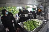 Sejumlah personel Brigade Mobile (Brimob) memasak di kendaraan taktis posko dapur umum lokasi terdampak gempa bumi di Kota Bengkulu, Jumat (23/5/2025). Brimob Polda Bengkulu menyiagakan satu unit kendaraan taktis sebagai dapur umum untuk melayani kebutuhan logistik sebanyak 584 warga yang terdampak gempa bumi serta para personel Polri-TNI dan relawan yang membantu proses pemulihan. ANTARA FOTO/Muhammad Izfaldi/rwa.