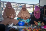 Perajin menyelesaikan pembuatan produk daur ulang dari bungkus plastik bekas di Klandasan Ilir, Balikpapan, Kalimantan Timur, Sabtu (24/5/2025). Kegiatan daur ulang sampah plastik tersebut menghasilkan beragam produk kerajinan yang bernilai ekonomi seperti dompet, tempat tisu, tas, dan tikar yang dijual dengan harga mulai dari Rp30 ribu hingga Rp500 ribu per buah. Antara Kaltim/Aditya Nugroho/foc/mrh