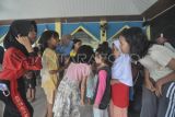Sejumlah penyintas anak-anak bermain bersama saat trauma healing di posko bantuan umum gempa bumi Kota Bengkulu, Bengkulu, Sabtu (24/5/2025). Sentra Dharma Guna Kementerian Sosial memberikan layanan dukungan psikososial berupa trauma healing bagi penyintas anak-anak bencana gempa bumi di Provinsi Bengkulu sebagai proses pemulihan sekaligus mengembalikan rasa aman dalam diri anak-anak. ANTARA FOTO/Muhammad Izfaldi/foc.
