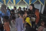 Sejumlah penyintas anak-anak bermain bersama saat trauma healing di posko bantuan umum gempa bumi Kota Bengkulu, Bengkulu, Sabtu (24/5/2025). Sentra Dharma Guna Kementerian Sosial memberikan layanan dukungan psikososial berupa trauma healing bagi penyintas anak-anak bencana gempa bumi di Provinsi Bengkulu sebagai proses pemulihan sekaligus mengembalikan rasa aman dalam diri anak-anak. ANTARA FOTO/Muhammad Izfaldi/foc.