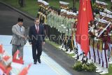 Presiden Prabowo Subianto (kedua kiri) bersama Perdana Menteri China Li Qiang (kanan) melakukan inspeksi barisan saat upacara kenagaraan di Istana Merdeka, Jakarta, Minggu (25/5/2025). Kunjungan kenegaraan PM China Li Qiang di Istana Kepresidenan Jakarta tersebut untuk mempererat dan meningkatkan hubungan bilateral Indonesia dan China, serta memperkuat kerja sama di berbagai bidang strategis antar kedua negara. Antara Kaltim/Hafidz Mubarak A/mrh/tom