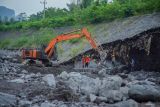 Pekerja memperbaiki tanggul lahar hujan Semeru yang rusak di Desa Sumberwuluh, Kecamatan Candipuro, Lumajang, Jawa Timur, Minggu (25/5/2025). Pemprov Jatim menganggarkan dana sebesar Rp10,5 Miliar untuk memperbaiki tanggul penahan lahar hujan Semeru sepanjang 280 meter dengan tinggi 7 meter dan ditargetkan selesai dalam tiga bulan. Antara Jatim/Irfan Sumanjaya/um 