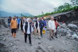 Gubernur Jawa Timur Khofifah Indar Parawansa (depan kiri) didampingi Kadis Pekerjaan Umum Sumber Daya Air Provinsi (PU SDA) Jatim Baju Trihaksoro (depan kanan) Dan Bupati Lumajang Indah Amperawati (keempat kanan) meninjau perbaikan tanggul lahar hujan Semeru yang rusak di Desa Sumberwuluh, Kecamatan Candipuro, Lumajang, Jawa Timur, Minggu (25/5/2025). Pemprov Jatim menganggarkan dana sebesar Rp10,5 Miliar untuk memperbaiki tanggul penahan lahar hujan Semeru sepanjang 280 meter dengan tinggi 7 meter dan ditargetkan selesai dalam tiga bulan. Antara Jatim/Irfan Sumanjaya/um 