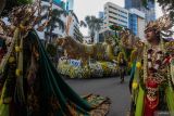 Mobil Hias PT Pelindo melintas saat mengikuti Parade Surabaya Vaganza 2025 di Surabaya, Jawa Timur, Minggu (25/5/2025). Mobil hias PT Pelindo merupakan salah satu peserta yang mengikuti kegiatan bertema The Magical of Folktales yang digelar oleh Pemkot Surabaya untuk menyemarakkan HUT ke-732 Kota Surabaya. Antara Jatim/Didik Suhartono/um 