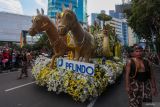 Mobil Hias PT Pelindo melintas saat mengikuti Parade Surabaya Vaganza 2025 di Surabaya, Jawa Timur, Minggu (25/5/2025). Mobil hias PT Pelindo merupakan salah satu peserta yang mengikuti kegiatan bertema The Magical of Folktales yang digelar oleh Pemkot Surabaya untuk menyemarakkan HUT ke-732 Kota Surabaya. Antara Jatim/Didik Suhartono/um 