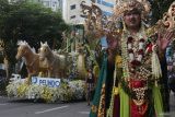 Mobil Hias PT Pelindo melintas saat mengikuti Parade Surabaya Vaganza 2025 di Surabaya, Jawa Timur, Minggu (25/5/2025). Mobil hias PT Pelindo merupakan salah satu peserta yang mengikuti kegiatan bertema The Magical of Folktales yang digelar oleh Pemkot Surabaya untuk menyemarakkan HUT ke-732 Kota Surabaya. Antara Jatim/Didik Suhartono/um 