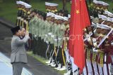 Presiden Prabowo Subianto (kiri) bersama Perdana Menteri China Li Qiang (kedua kiri) melakukan inspeksi barisan saat upacara kenagaraan di Istana Merdeka, Jakarta, Minggu (25/5/2025). Kunjungan kenegaraan PM China Li Qiang di Istana Kepresidenan Jakarta tersebut untuk mempererat dan meningkatkan hubungan bilateral Indonesia dan China, serta memperkuat kerja sama di berbagai bidang strategis antar kedua negara. Antara Kaltim/Hafidz Mubarak A/mrh/tom