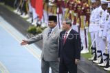 Presiden Prabowo Subianto (kiri) bersama Perdana Menteri China Li Qiang (kanan) saat melakukan inspeksi barisan saat upacara kenagaraan di Istana Merdeka, Jakarta, Minggu (25/5/2025). Kunjungan kenegaraan PM China Li Qiang di Istana Kepresidenan Jakarta tersebut untuk mempererat dan meningkatkan hubungan bilateral Indonesia dan China, serta memperkuat kerja sama di berbagai bidang strategis antar kedua negara. Antara Kaltim/Hafidz Mubarak A/mrh/tom