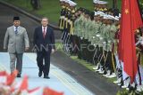 Presiden Prabowo Subianto (kiri) bersama Perdana Menteri China Li Qiang (kanan) melakukan inspeksi barisan saat upacara kenagaraan di Istana Merdeka, Jakarta, Minggu (25/5/2025). Kunjungan kenegaraan PM China Li Qiang di Istana Kepresidenan Jakarta tersebut untuk mempererat dan meningkatkan hubungan bilateral Indonesia dan China, serta memperkuat kerja sama di berbagai bidang strategis antar kedua negara. Antara Kaltim/Hafidz Mubarak A/mrh/tom