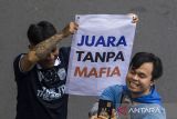Warga membawa poster saat menunggu pawai Persib juara di ruas jalan Wastukencana, Bandung, Jawa Barat, Minggu (25/5/2025). Ribuan warga Kota Bandung turun ke jalan untuk menyaksikan pawai sekaligus menyapa Tim Persib yang berhasil menjuarai Liga 1 2024/2025. ANTARA FOTO/Novrian Arbi/agr