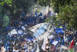 Warga berkumpul menunggu untuk mengikuti pawai Persib Juara di depan Balai Kota Bandung, Bandung, Jawa Barat, Minggu (25/5/2025). Ribuan warga Kota Bandung turun ke jalan untuk menyaksikan pawai sekaligus menyapa Tim Persib yang berhasil menjuarai Liga 1 2024/2025. ANTARA FOTO/Novrian Arbi/agr