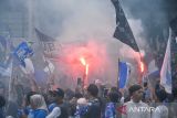 Bobotoh menyalakan suar saat perayaan keberhasilan Persib menjuarai Liga 1 di halaman Gedung Sate, Bandung, Jawa Barat, Minggu (25/5/2025). Ribuan bobotoh memadati halaman Gedung Sate yang merupakan titik terakhir dalam perayaan Persib sebagai juara Liga 1. ANTARA FOTO/Raisan Al Farisi/agr
