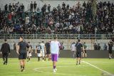 Sejumlah suporter melakukan protes kepada pemain dan ofisial tim PSS Sleman usai melawan tim Madura United pada pertandingan Liga 1 di Stadion Gelora Bangkalan, Bangkalan, Jawa Timur, Sabtu (24/5/2025). PSS Sleman terdegradasi dari kompetisi Liga 1 usai finis diposisi 16 dengan poin 34. ANTARA Jatim/Rizal Hanafi/mas.