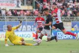 Pesepak bola PSS Sleman Gustavo Henrique Barbosa Freire (tengah) berusaha melewati adangan penjaga gawang Madura United Adhitya Harlan (kiri) pada pertandingan Liga 1 di Stadion Gelora Bangkalan, Bangkalan, Jawa Timur, Sabtu (24/5/2025). PSS Sleman mengalahkan Madura United dengan skor 3-0. ANTARA Jatim/Rizal Hanafi/mas.