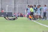 Pesepak bola PSS Sleman Roberto Pimenta Vinagre Filho (kiri) berselebrasi usai mencetak gol ke gawang Madura United pada pertandingan Liga 1 di Stadion Gelora Bangkalan, Bangkalan, Jawa Timur, Sabtu (24/5/2025). PSS Sleman mengalahkan Madura United dengan skor 3-0. ANTARA Jatim/Rizal Hanafi/mas.