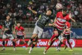 Pesepak bola Madura United Pedro Filipe Monteiro (kanan) berebut bola udara dengan pesepak bola PSS Sleman Wahyudi Hamisi (kiri) pada pertandingan Liga 1 di Stadion Gelora Bangkalan, Bangkalan, Jawa Timur, Sabtu (24/5/2025). PSS Sleman mengalahkan Madura United dengan skor 3-0. ANTARA Jatim/Rizal Hanafi/mas.
