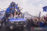 Tim Persib Bandung membawa trofi BRI Liga 1 2024/2025 saat pawai di ruas jalan Wastukencana, Bandung, Jawa Barat, Minggu (25/5/2025). Tim Persib Bandung melakukan pawai dari Balai Kota Bandung ke Gedung Sate yang diikuti ribuan warga untuk merayakan keberhasilan tim berjuluk Maung Bandung itu menjuarai Liga 1. ANTARA FOTO/Novrian Arbi/agr