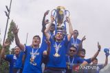 Tim Persib Bandung membawa trofi BRI Liga 1 2024/2025 saat pawai di ruas jalan Wastukencana, Bandung, Jawa Barat, Minggu (25/5/2025). Tim Persib Bandung melakukan pawai dari Balai Kota Bandung ke Gedung Sate yang diikuti ribuan warga untuk merayakan keberhasilan tim berjuluk Maung Bandung itu menjuarai Liga 1. ANTARA FOTO/Novrian Arbi/agr