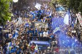Tim Persib Bandung membawa trofi BRI Liga 1 2024/2025 saat pawai di Jalan Wastukencana, Bandung, Jawa Barat, Minggu (25/5/2025). Tim Persib Bandung melakukan pawai dari Balai Kota Bandung ke Gedung Sate yang diikuti ribuan warga untuk merayakan keberhasilan tim berjuluk Maung Bandung itu menjuarai Liga 1. ANTARA FOTO/Novrian Arbi/agr