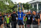Kapten tim Persib Bandung Marc Klok membawa piala saat tiba di Gedung Sate, Bandung, Jawa Barat, Minggu (25/5/2025). Tim Persib Bandung menggelar perayaan keberhasilan sebagai juara Liga 1 yang keempat kalinya dengan mengarak piala keliling Kota Bandung. ANTARA FOTO/Raisan Al Farisi/agr