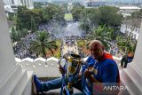 Pelatih Tim Persib Bandung Bojan Hodak berfoto dengan piala saat perayaan juara di Gedung Sate, Bandung, Jawa Barat, Minggu (25/5/2025). Tim Persib Bandung menggelar perayaan keberhasilan sebagai juara Liga 1 yang keempat kalinya dengan mengarak piala keliling Kota Bandung. ANTARA FOTO/Raisan Al Farisi/agr