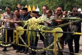 Bupati Blitar Rijanto (empat kiri) didampingi Wakil Direktur Utama PG Rejoso Manis Indo (RMI) Blitar Syukur Iwantoro (dua kiri), Kapolres Blitar Kota AKBP Titus Yudho Uli (kiri) dan sejumlah Forpimda lainnya melemparkan manten tebu lanang (pria) dan tebu wadon (perempuan) ke alat penggilingan saat prosesi tradisi manten tebu yang merupakan tradisi penanda dimulainya masa produksi gula di PG Rejoso Manis Indo (RMI) Blitar, Jawa Timur, Senin (25/5/2025). Prosesi adat mengawinkan tebu lanang dan tebu wadon tersebut sebagai perwujudan rasa syukur petani tebu atas hasil panen yang melimpah sekaligus sebagai doa agar dapat menghasilkan gula yang berkualitas. Antara Jatim/Irfan Anshori/um