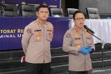 Seorang pria dan teman wanitanya disiram air keras