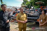Kementerian Pertanian serahkan 15 unit mesin pemanen padi ke NTB