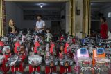 Pramuniaga melayani calon pembeli motor listrik di salah satu dealer di Kota Serang, Banten, Minggu (25/5/2025). Pemerintah membuka peluang untuk melanjutkan pemberian insentif terhadap pembelian motor listrik sebesar Rp7 juta pada tahun 2025, di mana hal tersebut sedang dalam pembahasan teknis di Kementerian/Lembaga terutama dari Kementerian Perindustrian dan Kementerian Keuangan yang rencananya akan diterbitkan dalam waktu dekat. ANTARA FOTO/Angga Budhiyanto/gp