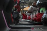 Pramuniaga memeriksa komponen motor listrik di salah satu dealer di Kota Serang, Banten, Minggu (25/5/2025). Pemerintah membuka peluang untuk melanjutkan pemberian insentif terhadap pembelian motor listrik sebesar Rp7 juta pada tahun 2025, di mana hal tersebut sedang dalam pembahasan teknis di Kementerian/Lembaga terutama dari Kementerian Perindustrian dan Kementerian Keuangan yang rencananya akan diterbitkan dalam waktu dekat. ANTARA FOTO/Angga Budhiyanto/gp