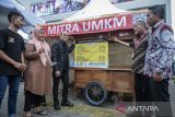 Deputi Bidang Usaha Mikro Kementerian Usaha Mikro Kecil dan Menengah (UMKM) Riza Damanik (ketiga kiri) bersama Direktur Utama Asuransi Kredit Indonesia (Askrindo) M Fankar Umran (kanan) dan Corporate Affairs Director Alfamart Solihin (kedua kanan)  berbincang dengan pelaku UMKM penerima program pelindungan usaha di Alam Sutera, Kota Tangerang, Banten, Senin (26/5/2025). Askrindo bersama Alfamart meluncurkan program pelindungan usaha bagi 10.000 mitra UMKM dengan total pertanggungan Rp50 miliar untuk mengantisipasi resiko kecelakaan kerja dan kebakaran yang menjadi penghambat jalannya operasional pelaku UMKM. ANTARA FOTO/Putra M. Akbar/gp