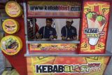 Pelaku UMKM membuat kebab saat peluncuran program pelindungan usaha di Alam Sutera, Kota Tangerang, Banten, Senin (26/5/2025). Askrindo bersama Alfamart meluncurkan program pelindungan usaha bagi 10.000 mitra UMKM dengan total pertanggungan Rp50 miliar untuk mengantisipasi resiko kecelakaan kerja dan kebakaran yang menjadi penghambat jalannya operasional pelaku UMKM. ANTARA FOTO/Putra M. Akbar/gp