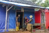 Dokter memeriksa warga penyintas korban bencana banjir bandang dan longsor di Kampung Cigobang, Lebak, Banten, Senin (26/5/2025). Layanan pemeriksaan kesehatan dan trauma heling kepada anak-anak penyintas bencana tersebut digelar pemerintah sebagai upaya dukungan psikososial agar mengurangi trauma akibat bencana dan pemberian obat-obatan. ANTARA FOTO/Muhammad Bagus Khoirunas/gp