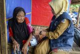 Dokter memeriksa warga penyintas korban bencana banjir bandang dan longsor di Kampung Cigobang, Lebak, Banten, Senin (26/5/2025). Layanan pemeriksaan kesehatan dan trauma heling kepada anak-anak penyintas bencana tersebut digelar pemerintah sebagai upaya dukungan psikososial agar mengurangi trauma akibat bencana dan pemberian obat-obatan. ANTARA FOTO/Muhammad Bagus Khoirunas/gp