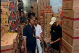 Polda Sulbar sita tiga truk berisi ratusan dus oli diduga palsu di Polman