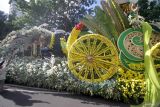 Mobil Hias PT Pelindo mengikuti Parade Surabaya Vaganza 2025 di Surabaya, Jawa Timur, Minggu (25/5/2025). PT Pelindo menjadi salah satu peserta yang mengikuti kegiatan tersebut dengan tema 