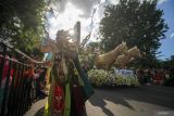 Mobil Hias PT Pelindo mengikuti Parade Surabaya Vaganza 2025 di Surabaya, Jawa Timur, Minggu (25/5/2025). PT Pelindo menjadi salah satu peserta yang mengikuti kegiatan tersebut dengan tema 
